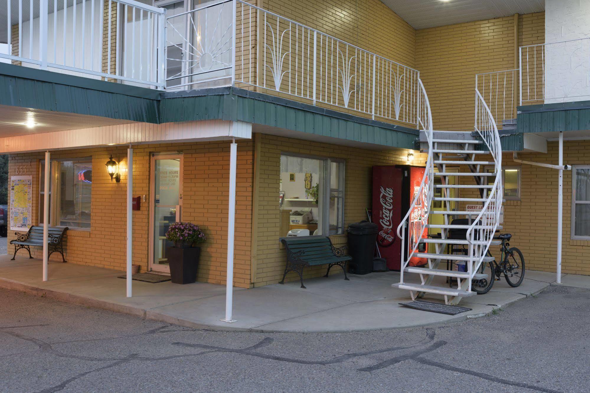 Sun-Dek Motel Medicine Hat Luaran gambar